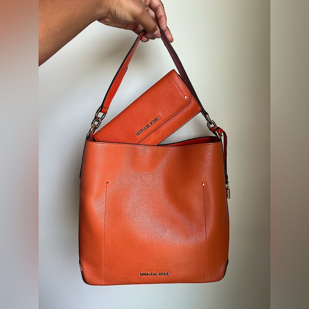 Michael Kors Hayes Bucket Bag with Matching Wallet Orange